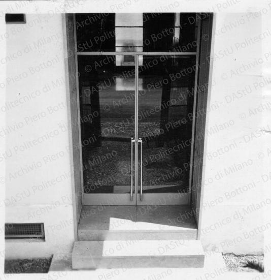 Particolare della porta di ingresso, positivo, bianco e nero, mm 60x59. 