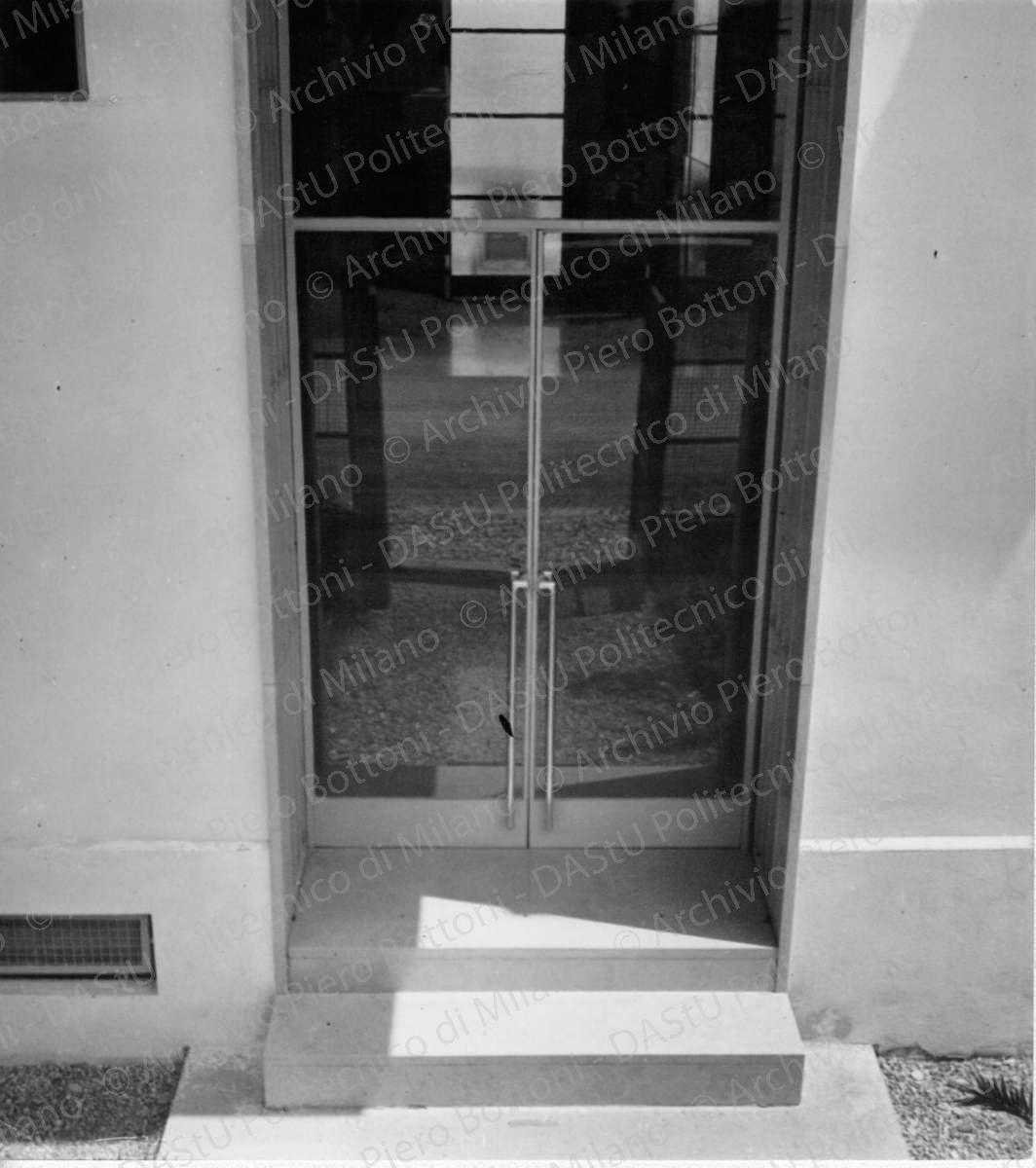 Idem, in formato differente, positivo, bianco e nero, mm 144x129.  Timbro ad inchiostro con annotazioni manoscritte sul verso: "Domus. Ricevuto marzo 1941. Autore Bottoni e Pucci. Pubblicato in aprile 1941. Soggetto una casa con sei appartamenti".