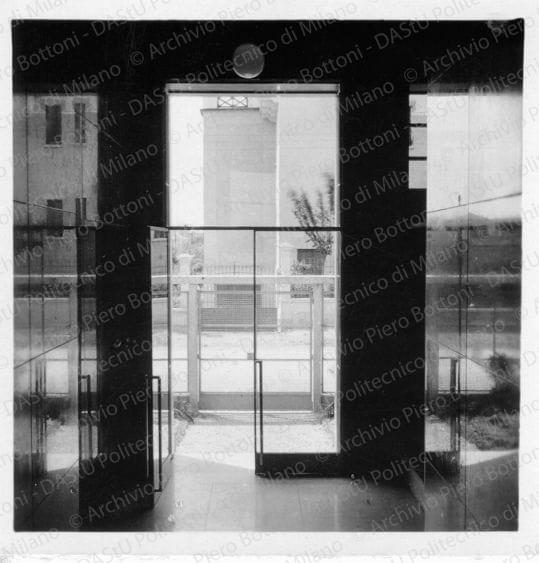 Vista dell'atrio di ingresso, positivo, bianco e nero, mm 60x59. Su una delle due fotografie, annotazione manoscritta sul verso: "Attenzione!! Cancellare il globo in alto!. Scegliere il migliore dei due negativi".