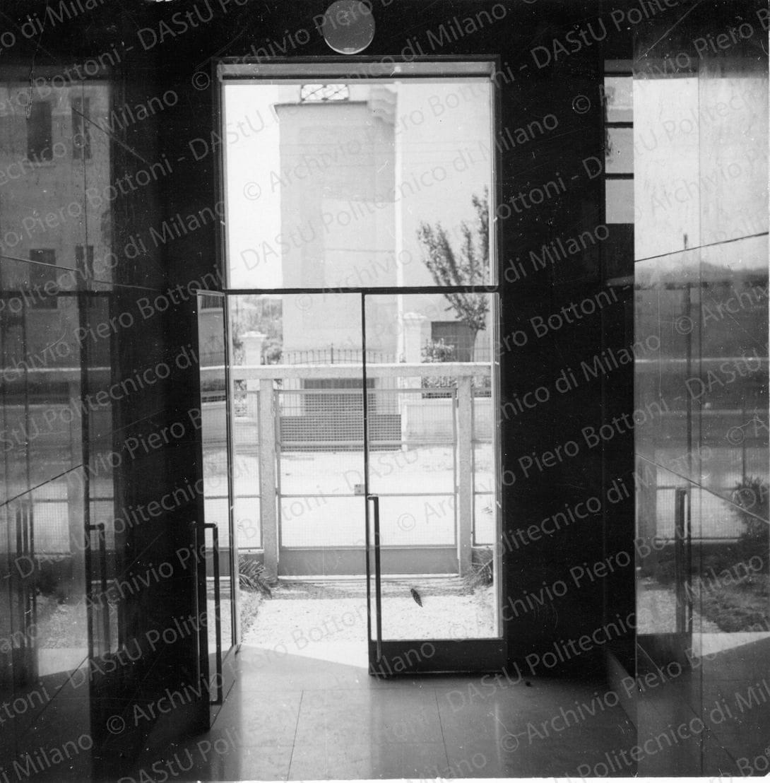 Idem, in formato differente, positivo, bianco e nero, mm 117x117. 