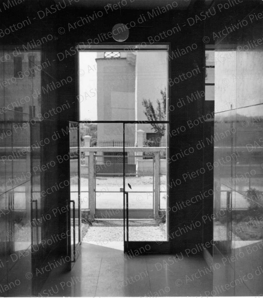 Idem, in formato differente, positivo, bianco e nero, mm 143x128. Timbro ad inchiostro con annotazioni manoscritte sul verso: "Domus. Ricevuto marzo 1941. Autore Bottoni e Pucci. Pubblicato in aprile 1941. Soggetto una casa con sei appartamenti".