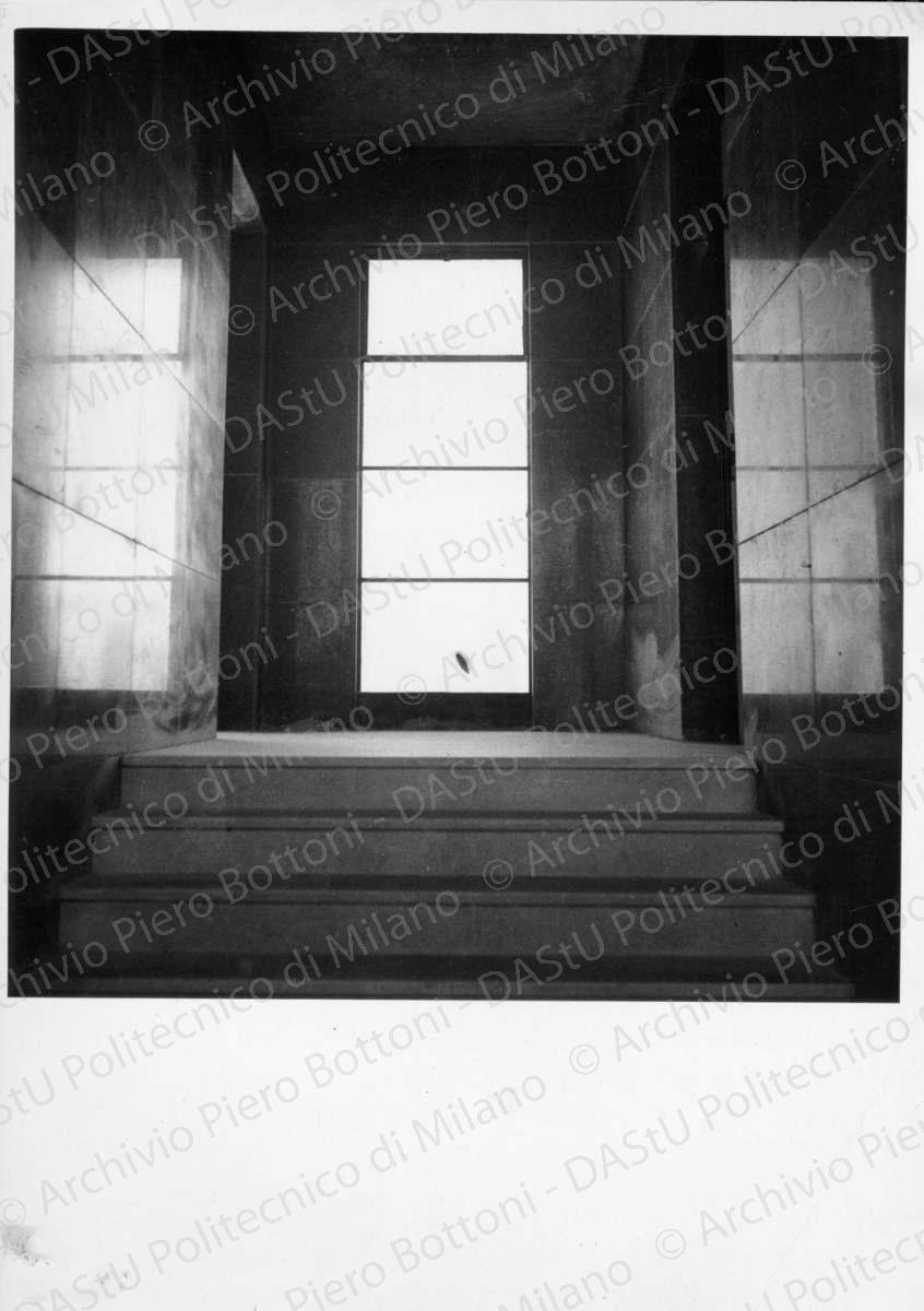 Atrio di ingresso con la finestra che prende luce dalla loggia di servizio, positivo, bianco e nero, mm 180x128.  Annotazione dattiloscritta su velina incollata sul verso della fotografia: "...Atrio di ingresso con la finestra che pende luce dalla loggia di servizio".