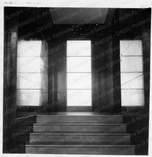 Atrio di ingresso con la finestra che prende luce dalla loggia di servizio, positivo, bianco e nero, mm 60x59. 