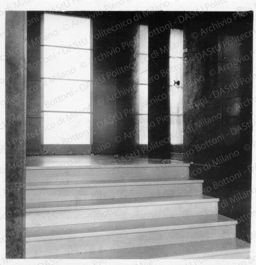 Atrio di ingresso con la finestra che prende luce dalla loggia di servizio, positivo, bianco e nero, mm 60x59. 
