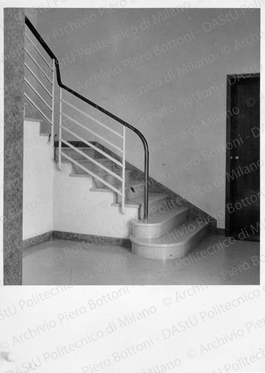 Dettaglio della scala con gradini e zoccoletti laterali in marmo, positivo, bianco e nero, mm 176x128. Annotazione dattiloscritta (con correzione manoscritta) su velina incollata sul verso della fotografia: "...Dettaglio della scala con gradini e zoccoletti laterali in marmo".