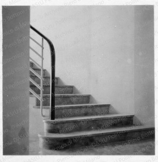 Dettaglio della scala con gradini e zoccoletti laterali in marmo, positivo, bianco e nero, mm 60x59. 