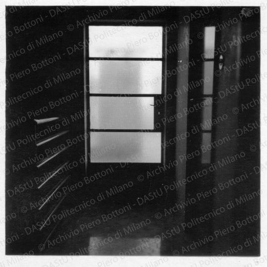 Particolare di una porta, positivo, bianco e nero, mm 60x59. 