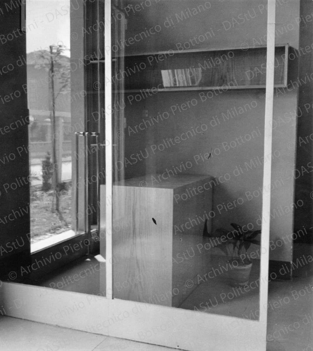 Idem, in formato differente, positivo, bianco e nero, mm 144x128. Timbro ad inchiostro con annotazioni manoscritte sul verso: "Domus. Ricevuto marzo 1941. Autore Bottoni e Pucci. Pubblicato in aprile 1941. Soggetto una casa con sei appartamenti".