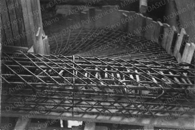 Veduta del cantiere della scala in cemento armato. Positivo, bianco e nero, 53x80 mm, album giallo n.1, pag.99.