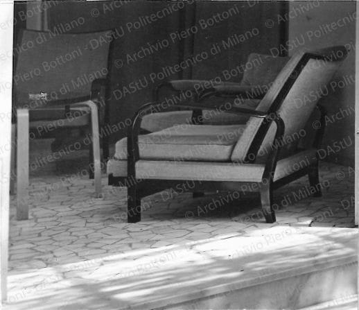 Particolare delle poltroncine del soggiorno. Positivo, bianco e nero, 57x65 mm, album giallon.8, pag.88.