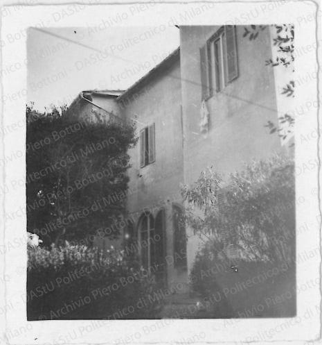 Veduta del fronte interno della casa verso il giardino. Positivo, bianco e nero, 62x58 mm, album giallo n.1, pag.99.
