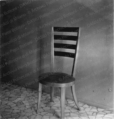 Veduta di una sedia della camera da pranzo. Positivo, bianco e nero, 53x50 mm, album giallo n.8, pag.89.