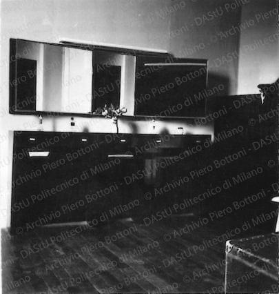 Mobile basso con specchiera. Positivo, bianco e nero, 54x52 mm, album giallo n.8, pag.89.