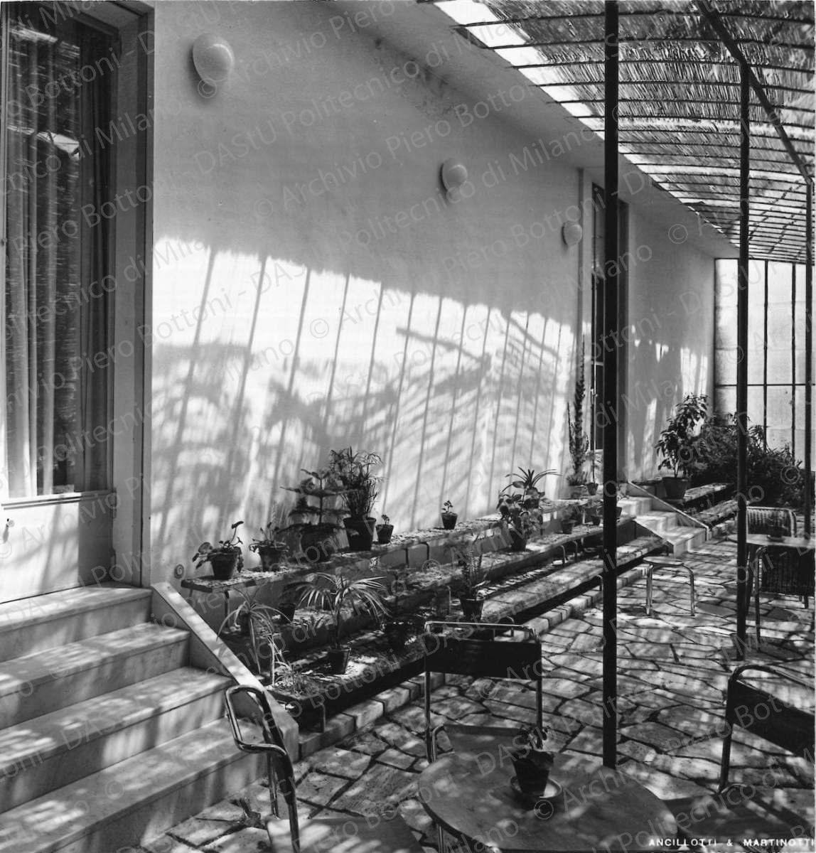 Veduta del giardino. Annotazione tipografica sul recto della fotografia: "Ancilotti & Martinotti S. A. tel 356-726 - Milano". Positivo, bianco e nero, 166x158 mm, album giallo n.8, pag.93.