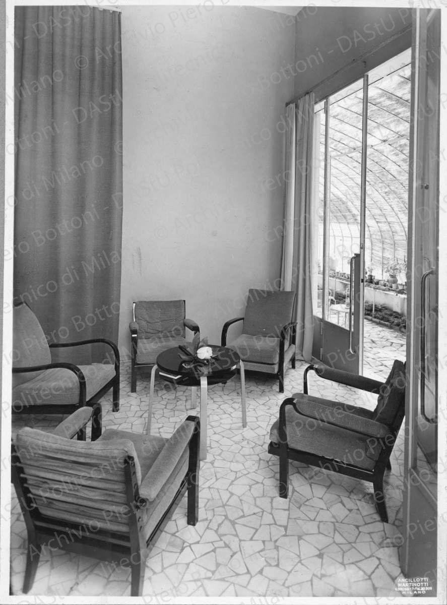 Positivo, bn, mm 232x172. Album nero n.14.