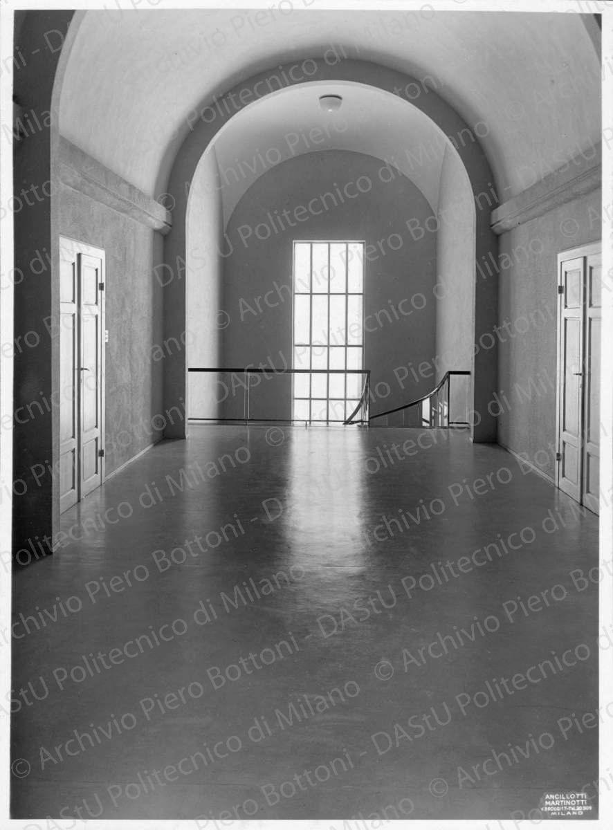 Positivo, bn, mm 232x172. Album nero n.14.