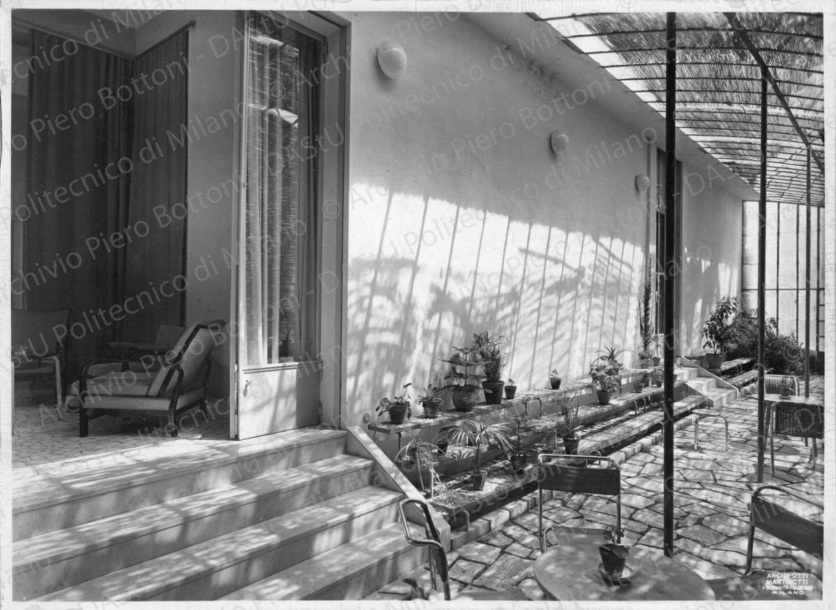 Positivo, bn, mm 170x230. Album nero n.14.