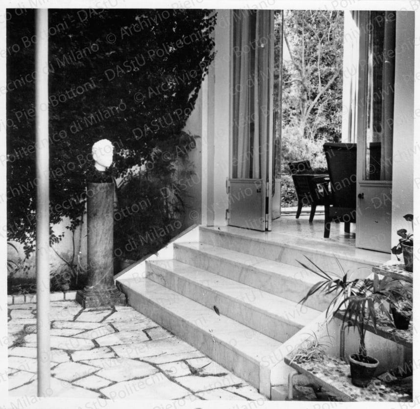Particolare della scala di accesso alla serra dal soggiorno, positivo, bianco e nero, mm 119x123. 