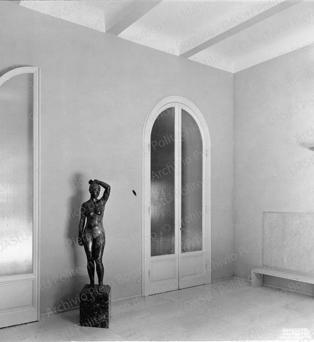 Vista dell'ingresso, positivo, bianco e nero, mm 158x147. 
