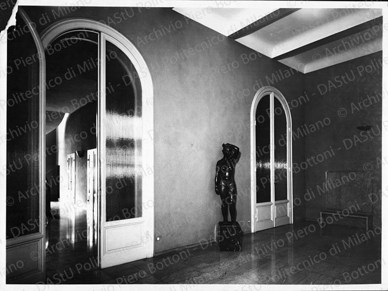 Vista dell'ingresso, positivo, bianco e nero, mm 175x233. 