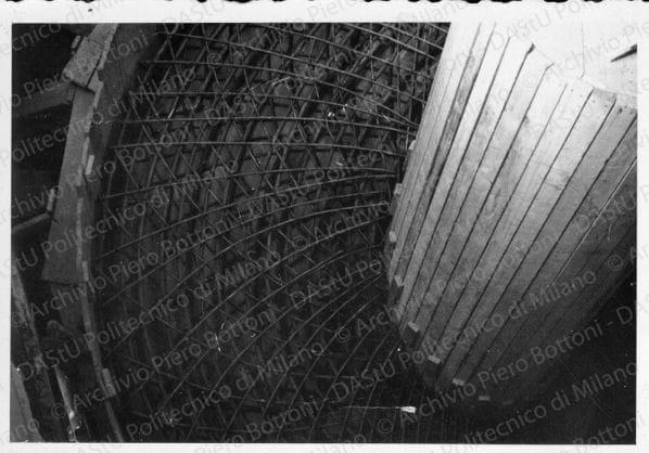 Particolare dell'armatura in ferro della scala durante la costruzione, positivo, bianco e nero, mm 61x88. 