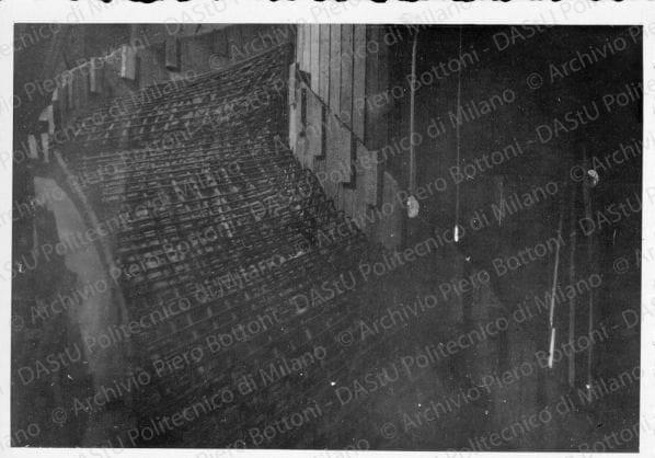 Particolare dell'armatura in ferro della scala durante la costruzione, positivo, bianco e nero, mm 61x88. 