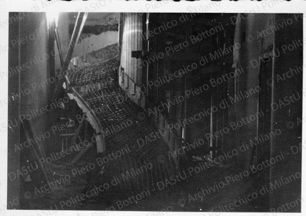 Particolare dell'armatura in ferro della scala durante la costruzione, positivo, bianco e nero, mm 61x88. 
