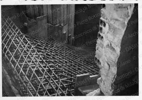 Particolare dell'armatura in ferro della scala durante la costruzione, positivo, bianco e nero, mm 61x88. 