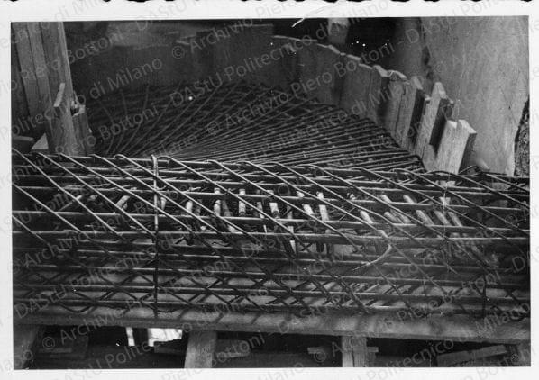 Particolare dell'armatura in ferro della scala durante la costruzione, positivo, bianco e nero, mm 61x88. 