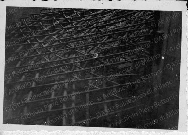 Particolare dell'armatura in ferro della scala durante la costruzione, positivo, bianco e nero, mm 61x88. 
