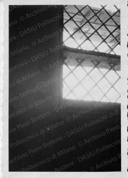 Particolare di una finestra, positivo, bianco e nero, mm 61x88. 