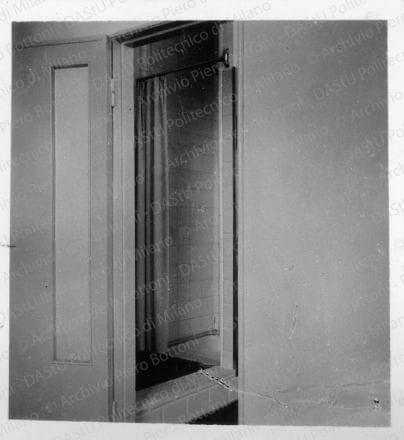 Particolare porta di ingresso della doccia, positivo, bianco e nero, mm 63x59. 