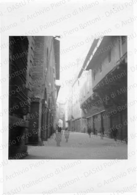 Vista di una strada di Bologna, positivo, bianco e nero, mm 8,9x6,5. 