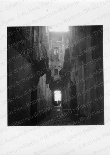 Vista di una strada di Bologna, positivo, bianco e nero, mm 8,9x6,5. 