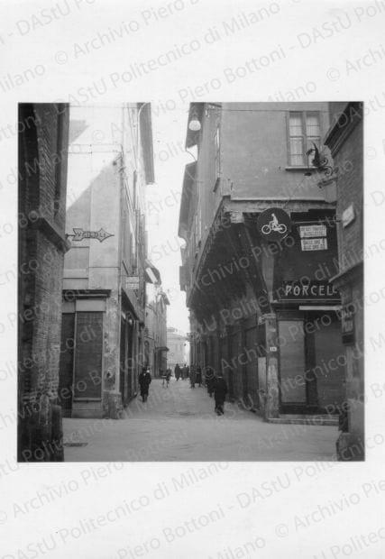 Vista di una strada di Bologna, positivo, bianco e nero, mm 8,9x6.30. 