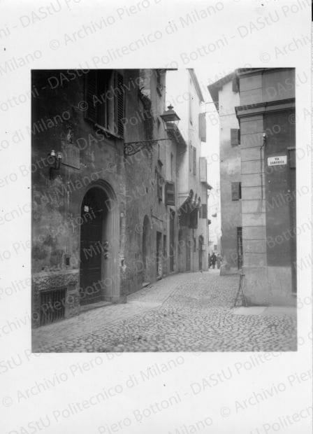 Vista di una strada di Bologna, positivo, bianco e nero, mm 8,9x6,5. 