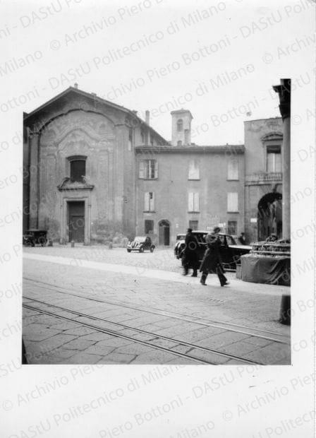 Vista di una piazza di Bologna, positivo, bianco e nero, mm 8,9x6,5. 