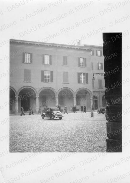 Vista di una piazza di Bologna, positivo, bianco e nero, mm 8,9x6,5. 