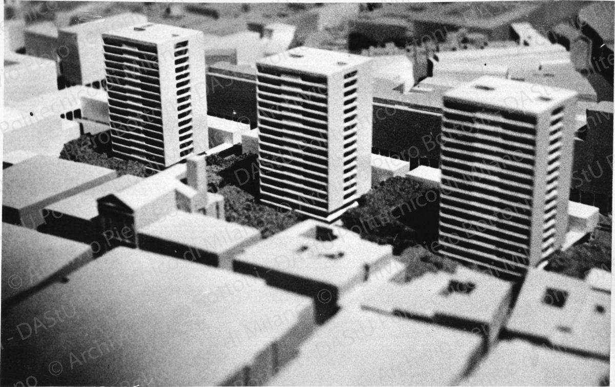 Veduta del modellino. Didascalia dattiloscritta: "937 - Tre grattacieli a Bologna (progetto) a soluzione del problema edile-urbanistico del lato sud della Via Roma. La soluzione presentata al concorso suggeriva la possibilità, in una città turrita, di inserire un motivo locale nel piano urbanistico, creando grandi spazi verdi. La soluzione poi adottata dal Comune ha purtroppo ripristinata l'edilizia chiusa e murata (collaboratore ing. Pucci & C.)". Positivo, bianco e nero, 189x298 mm, album giallo n.19, pag.131.