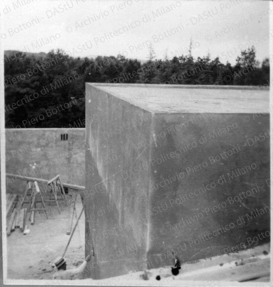 Complesso serra, stalla, rimesse, abitazione del contadino-giardinierein costruzione, positivo, bianco e nero, mm 57x54.