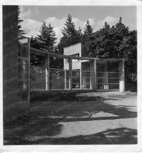 L'ingresso ad esedra con la portineria, positivo, bianco e nero, mm 61x59. 