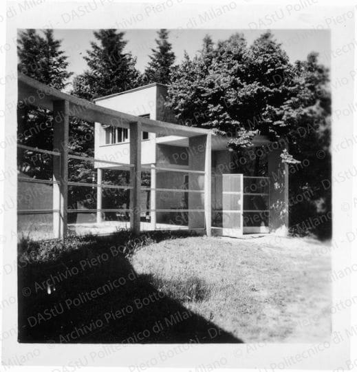 L'ingresso ad esedra con la portineria, positivo, bianco e nero, mm 65x65.