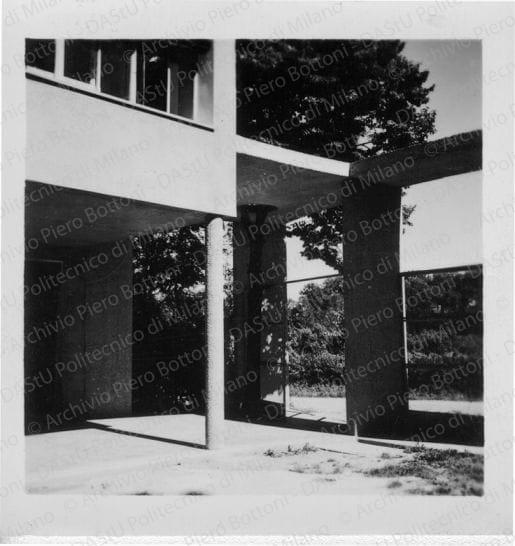 Particolare del portico della portineria, positivo, bianco e nero, mm 65x65. 