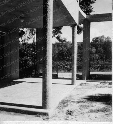 Particolare del portico della portineria, positivo, bianco e nero, mm 57x54.