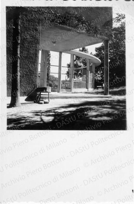Particolare del portico della portineria, positivo, bianco e nero, mm 95x66.