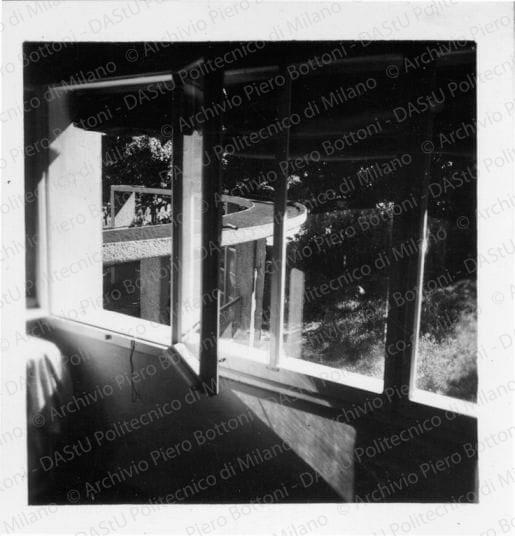 Vista dell'esedra dalla camera da letto, positivo, bianco e nero, mm 66x64.