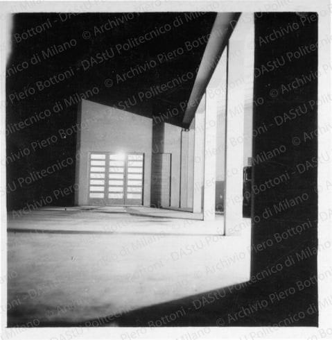 Particolare del portico nord del complesso serra, stalla, rimesse, abitazione del contadino-giardiniere, positivo, bianco e nero, mm 62x60. 