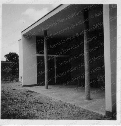 Particolare del prospetto lato porticato del complesso tinaio, cantina e granaio, positivo, bianco e nero, mm 58x58.