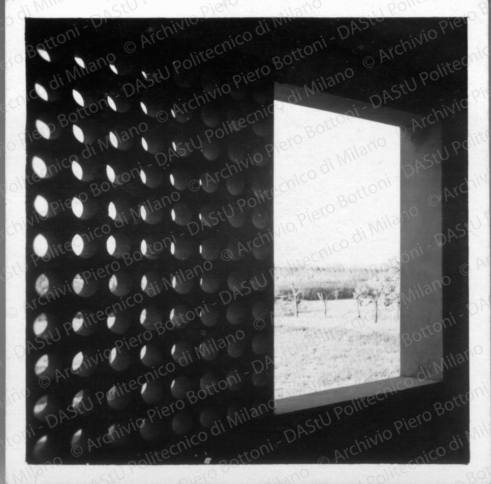 Parete di chiusura di un fienile, positivo, bianco e nero, mm 60x60.