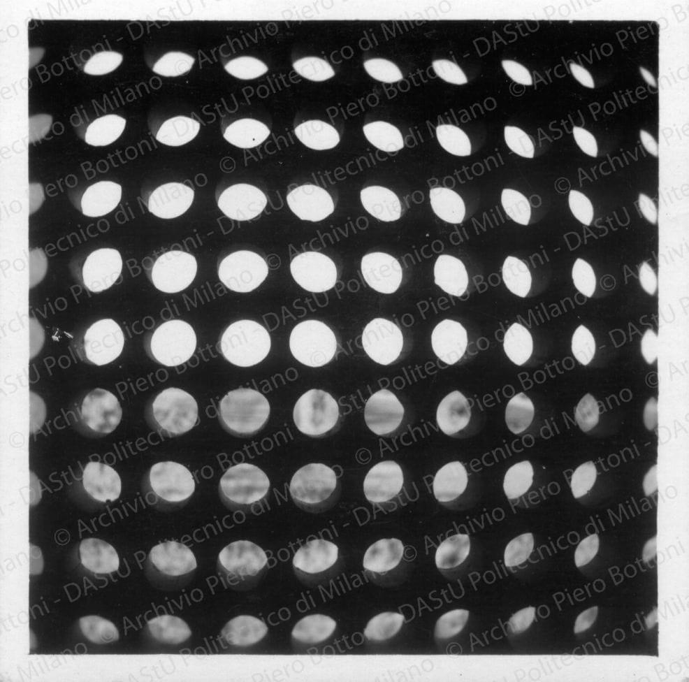 Particolare perete di chiusura di un fienile, positivo, bianco e nero, mm 60x60.
